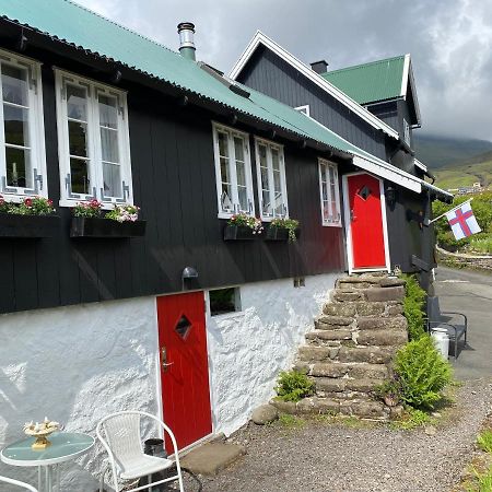 Charming And Authentic Heritage Retreat In Kvivik - Right Next To The River Bagian luar foto