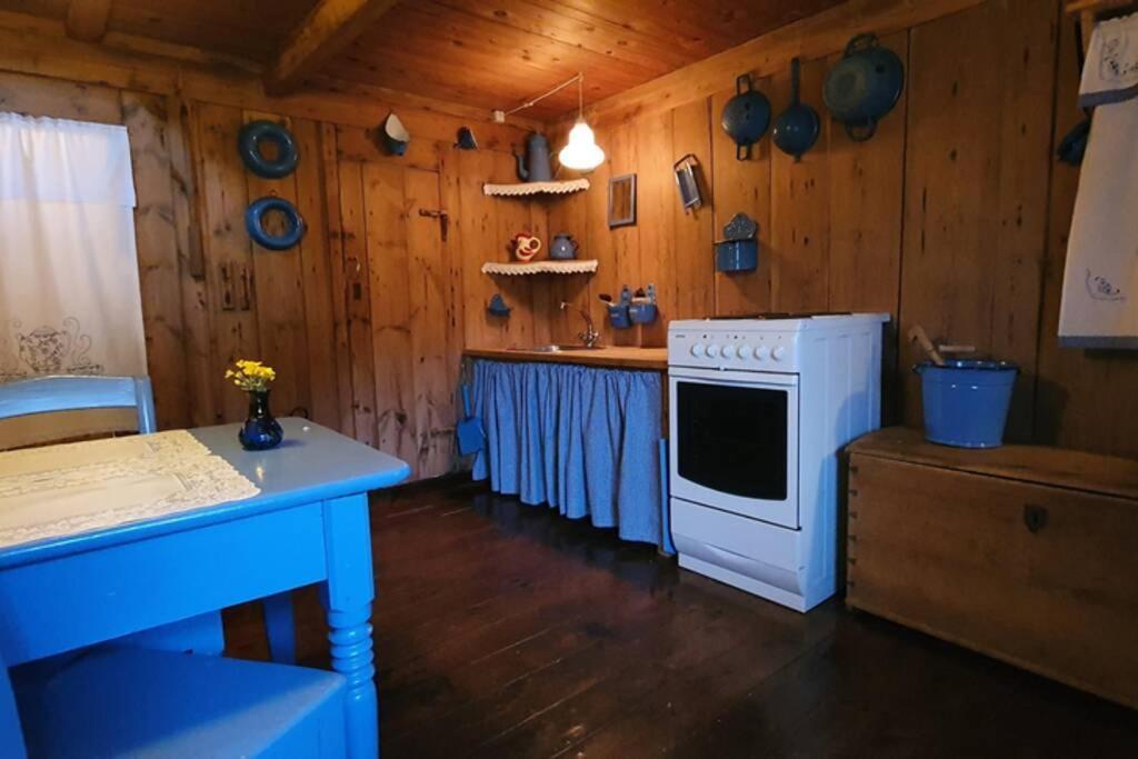 Charming And Authentic Heritage Retreat In Kvivik - Right Next To The River Bagian luar foto