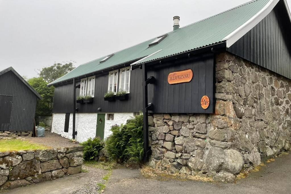 Charming And Authentic Heritage Retreat In Kvivik - Right Next To The River Bagian luar foto
