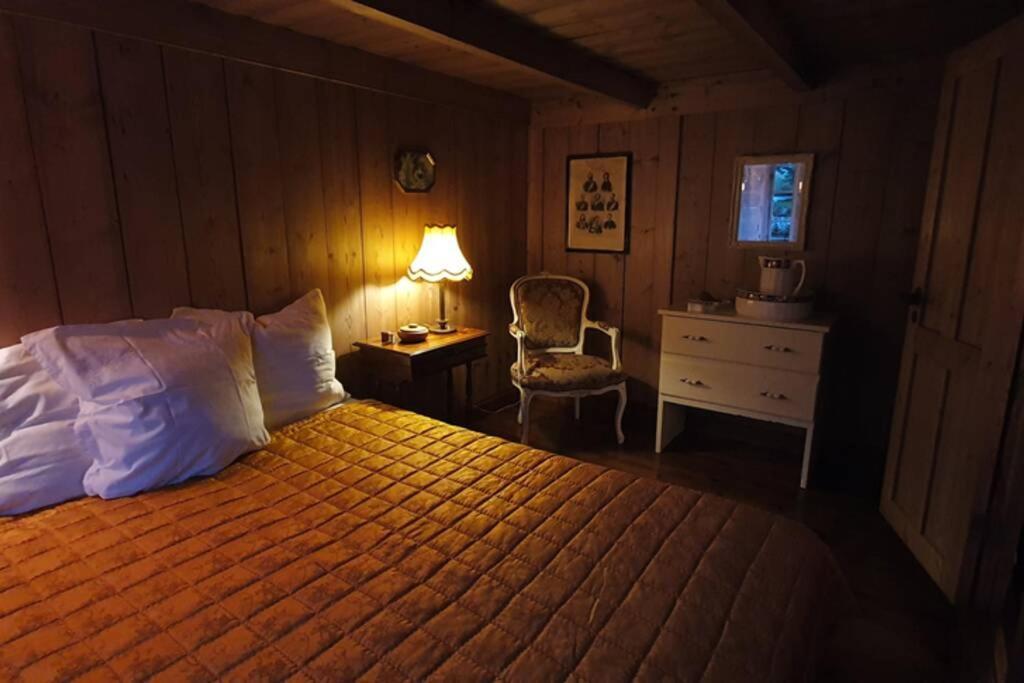 Charming And Authentic Heritage Retreat In Kvivik - Right Next To The River Bagian luar foto