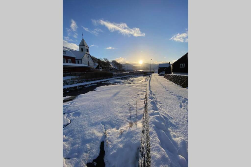 Charming And Authentic Heritage Retreat In Kvivik - Right Next To The River Bagian luar foto