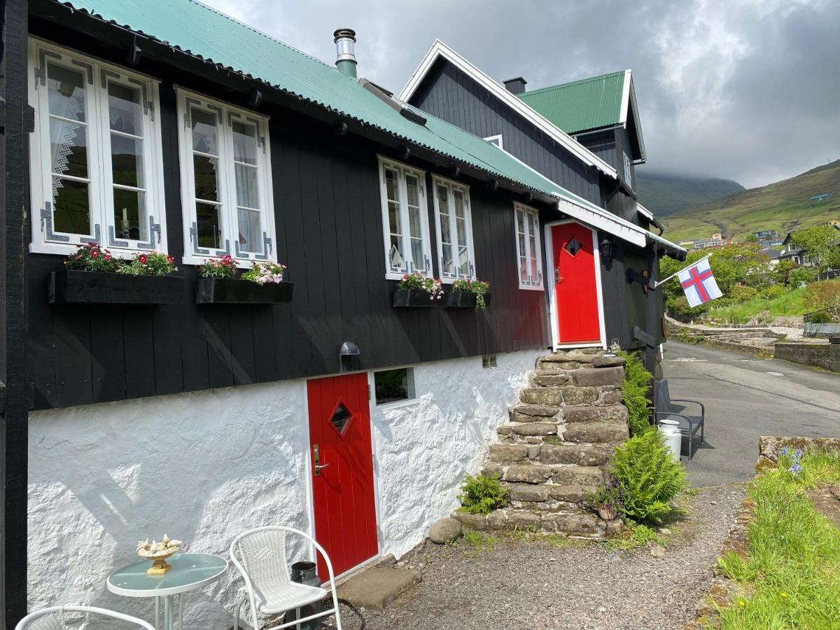 Charming And Authentic Heritage Retreat In Kvivik - Right Next To The River Bagian luar foto