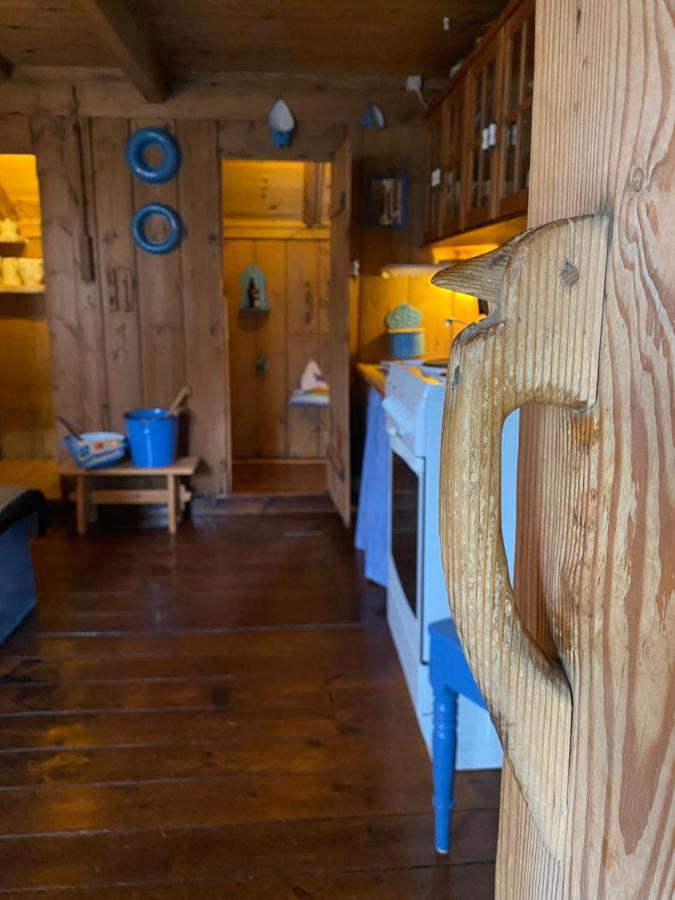 Charming And Authentic Heritage Retreat In Kvivik - Right Next To The River Bagian luar foto