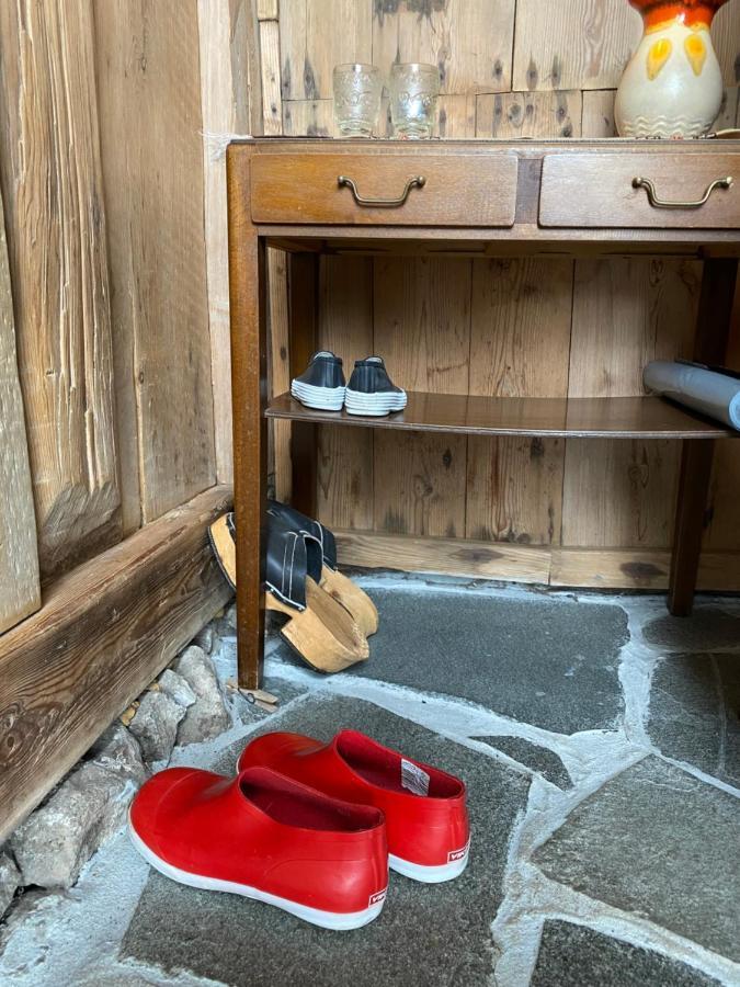 Charming And Authentic Heritage Retreat In Kvivik - Right Next To The River Bagian luar foto