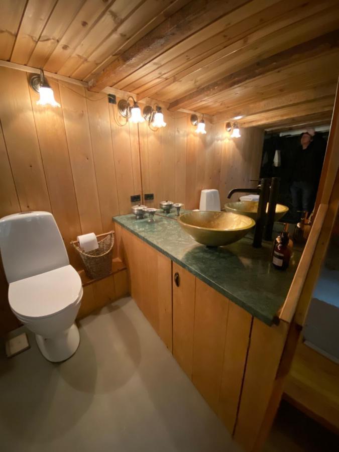 Charming And Authentic Heritage Retreat In Kvivik - Right Next To The River Bagian luar foto
